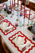 Görseli Galeri görüntüleyiciye yükleyin, Curvy Red Amerikan Servisi + Peçete