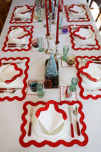 Görseli Galeri görüntüleyiciye yükleyin, Curvy Red 2'li Amerikan Servisi