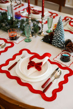 Görseli Galeri görüntüleyiciye yükleyin, Curvy Red 2'li Amerikan Servisi