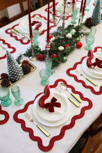 Görseli Galeri görüntüleyiciye yükleyin, Curvy Wine Red 2'li Amerikan Servisi