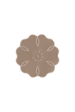 Görseli Galeri görüntüleyiciye yükleyin, Leather Camellia 4'lü Bardak Altlığı