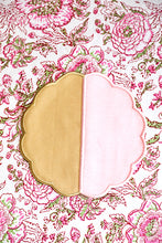 Görseli Galeri görüntüleyiciye yükleyin, Bicolor Beige&Rose Scallop 4’lü Bardak Altlığı