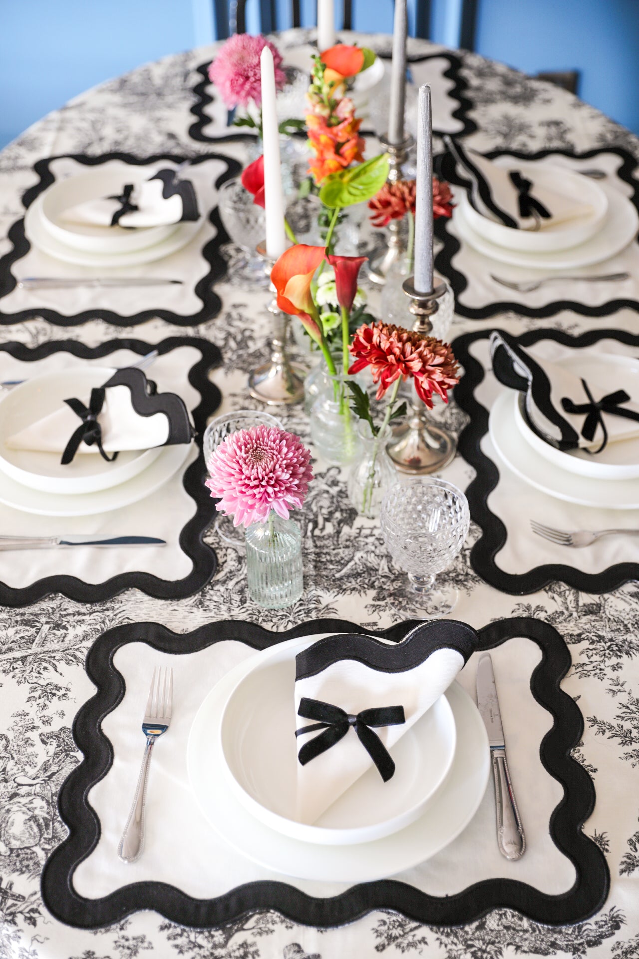 Curvy Black Placemat + Napkin