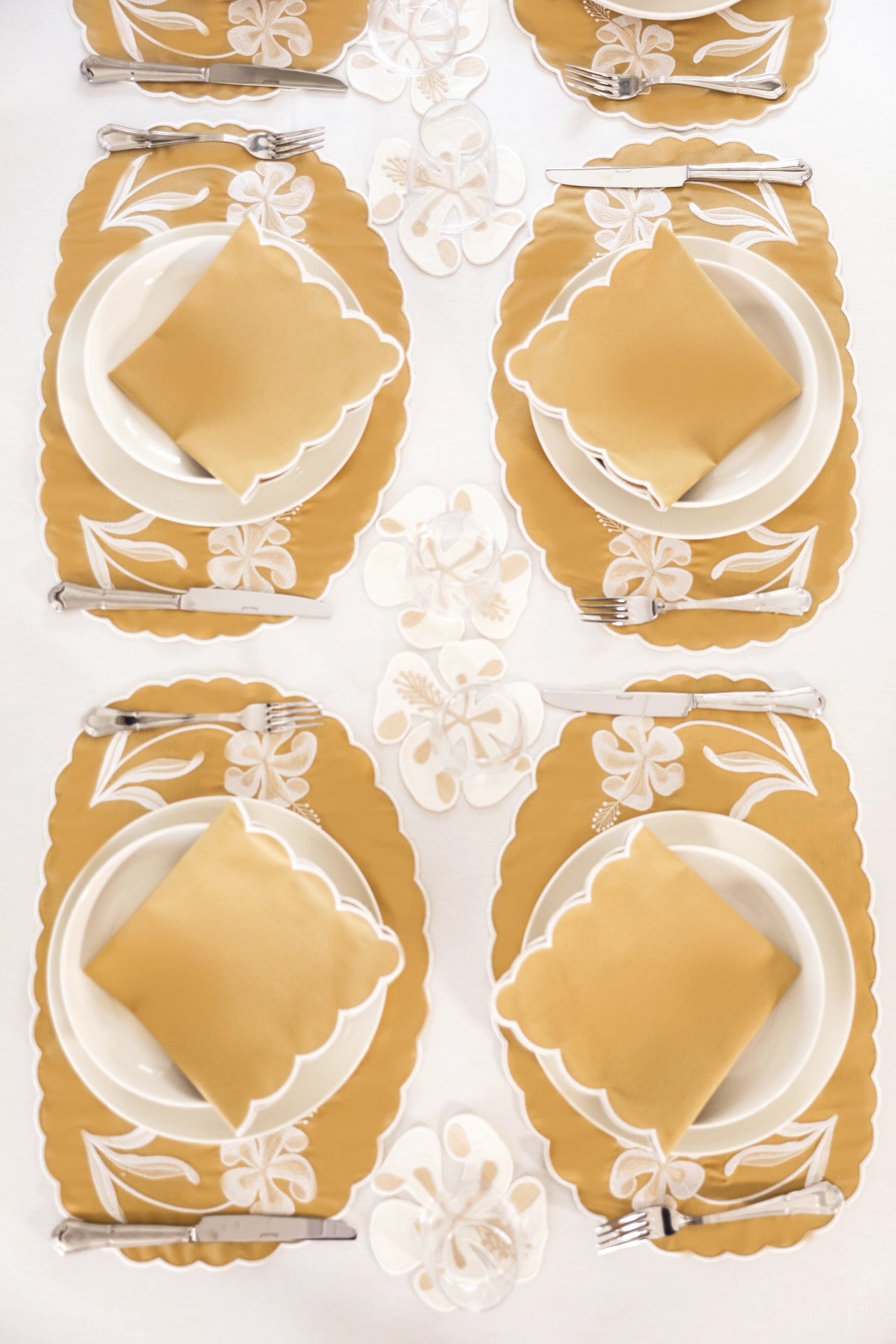 Curvy Black Placemat + Napkin