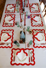 Görseli Galeri görüntüleyiciye yükleyin, Curvy Red Amerikan Servisi + Peçete
