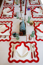 Görseli Galeri görüntüleyiciye yükleyin, Curvy Red Amerikan Servisi + Peçete
