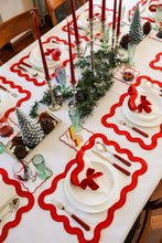 Görseli Galeri görüntüleyiciye yükleyin, Curvy Red Amerikan Servisi + Peçete
