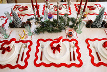 Görseli Galeri görüntüleyiciye yükleyin, Curvy Red Amerikan Servisi + Peçete
