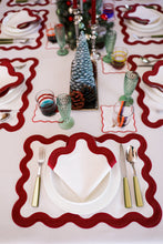 Görseli Galeri görüntüleyiciye yükleyin, Curvy Wine Red 2&#39;li Peçete
