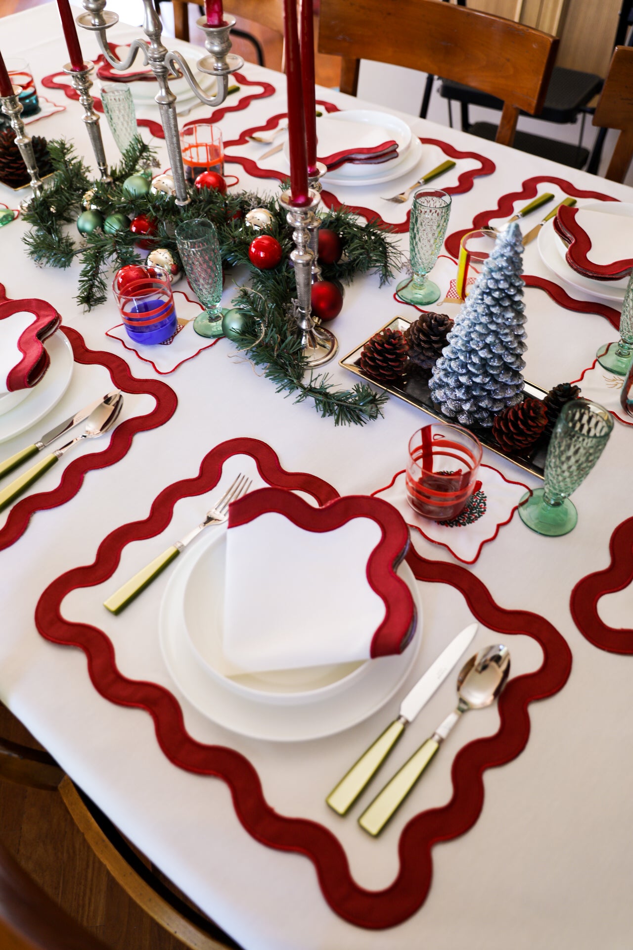Curvy Black Napkin (Set of 2)