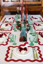 Görseli Galeri görüntüleyiciye yükleyin, Curvy Wine Red Amerikan Servisi + Peçete
