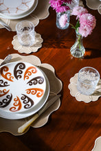 Görseli Galeri görüntüleyiciye yükleyin, Leather Camellia 4'lü Bardak Altlığı