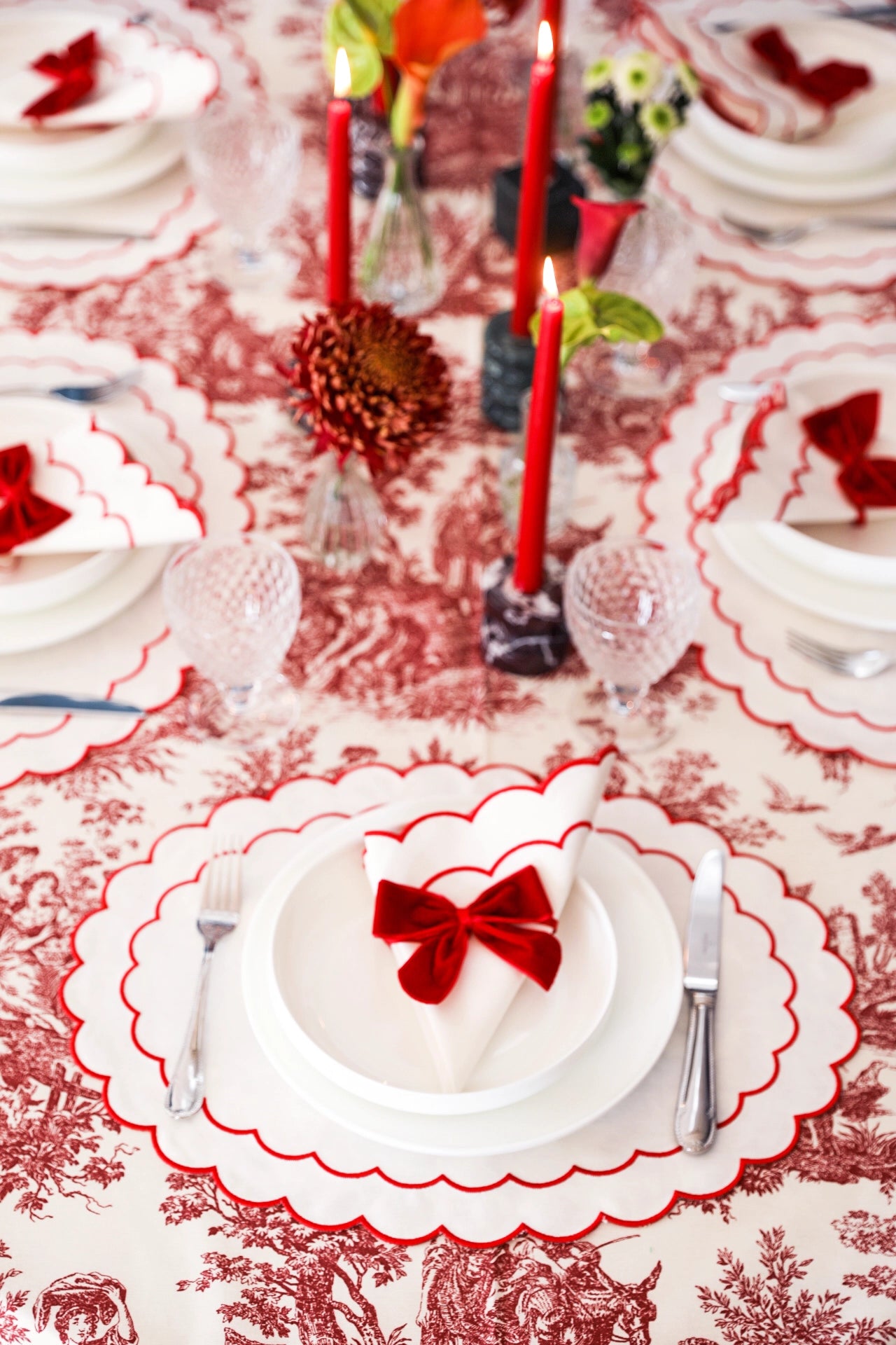 Lilly Red Scallop Placemat + Napkin